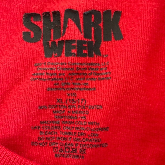 I Survived Shark Week Graphic T-Shirt Red Youth XL 15/17 Funny Tee Discovery - Picture 4 of 4
